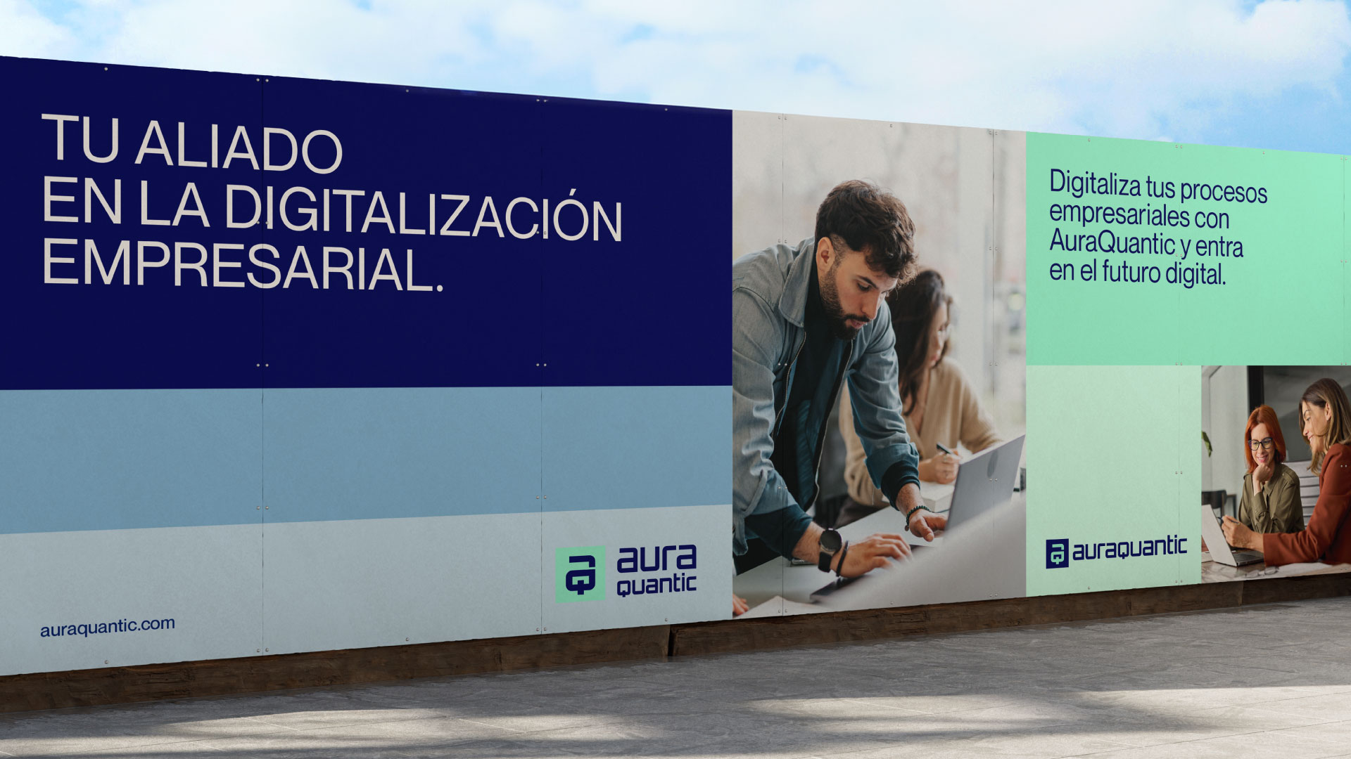 Valla Publicitaria AuraQuantic Branding